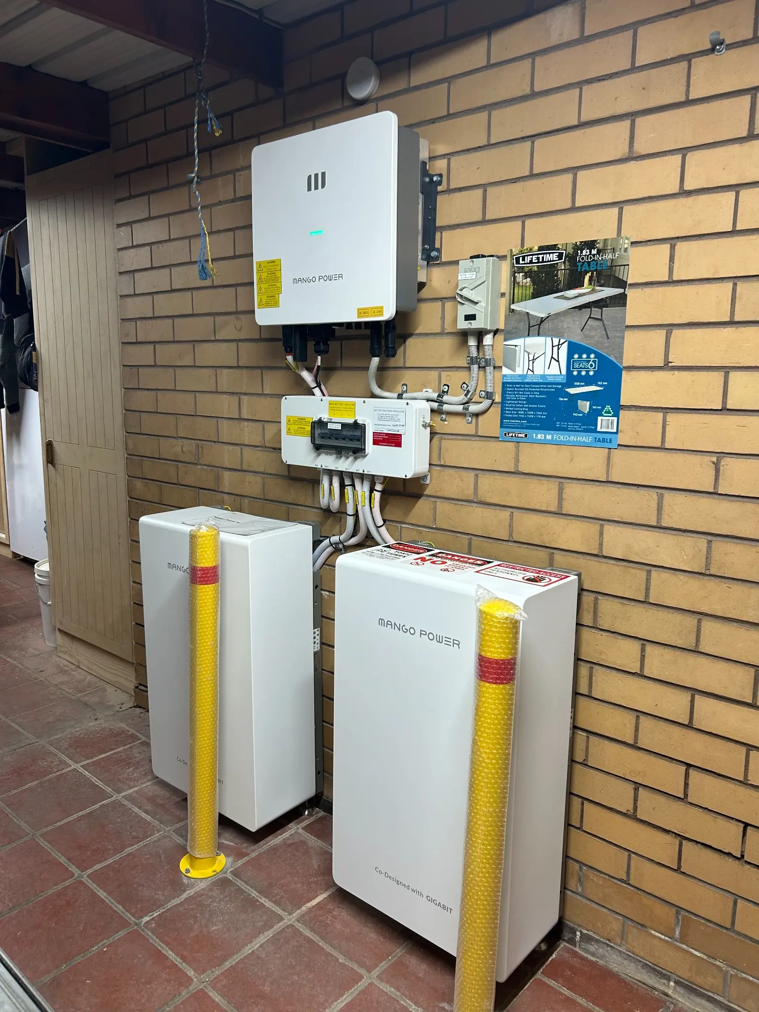 28 kWh Mango Power battery storage